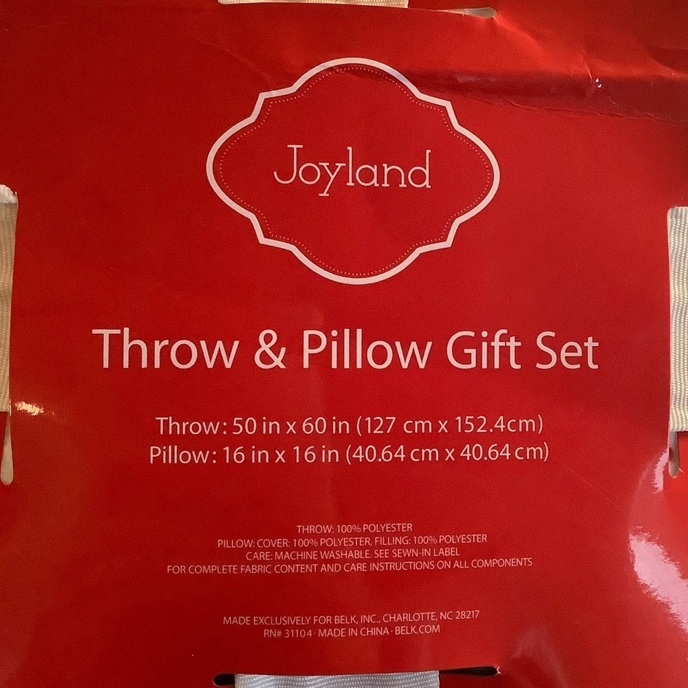 Joyland Holiday Throw & Pillow Gift Set. - Picture 7 of 7